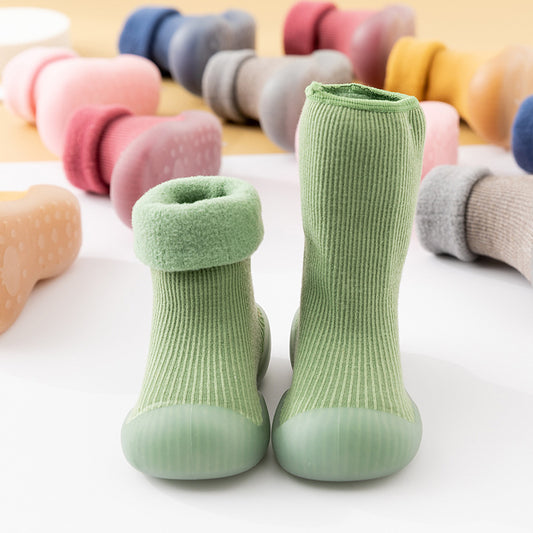 Warme Socken und Schuhe für den Innenbereich